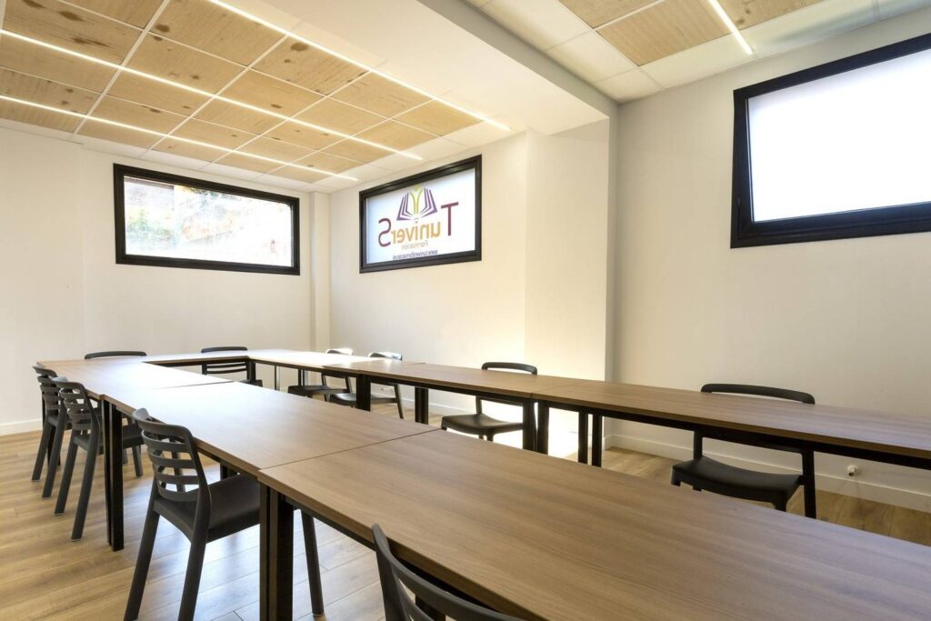 Aula equipada de Tunivers Formación en Gijón