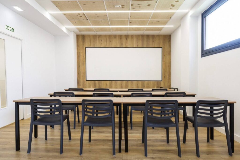 Aula con pantalla de Tunivers Formación en Gijón