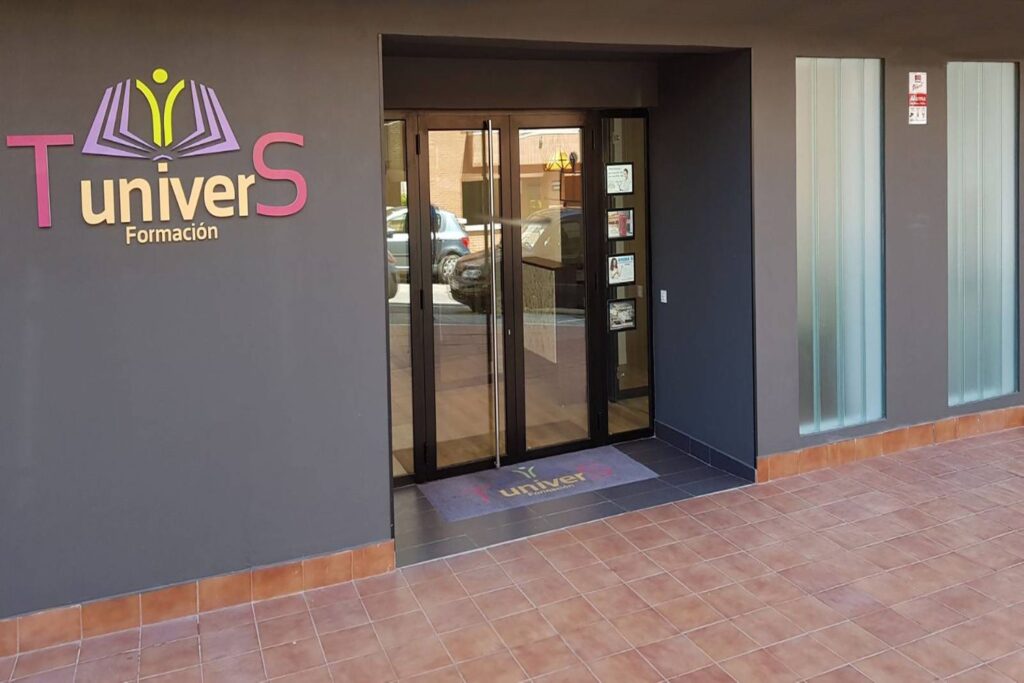 Entrada de Tunivers Formación en Calle Lope de Vega 4, Gijón
