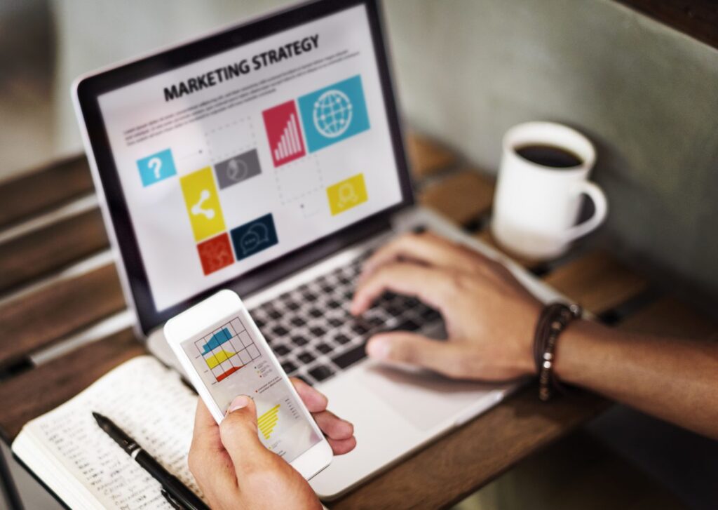 Estrategia de marketing digital: publicidad, branding e investigación