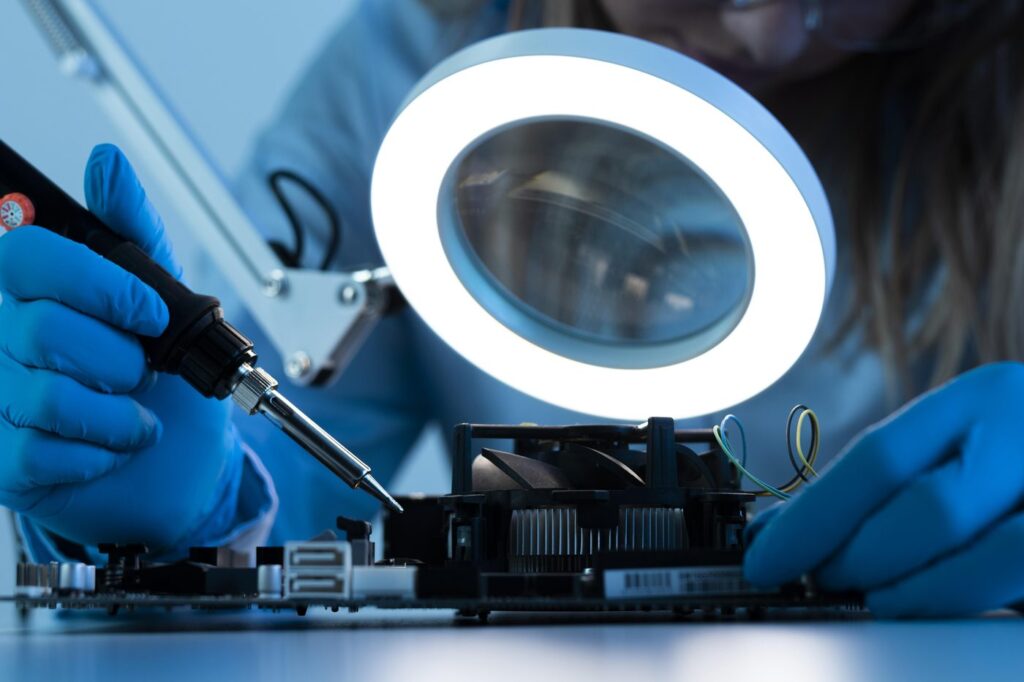 Trabajo de soldadura y microelectrónica en el taller de Tunivers Formación