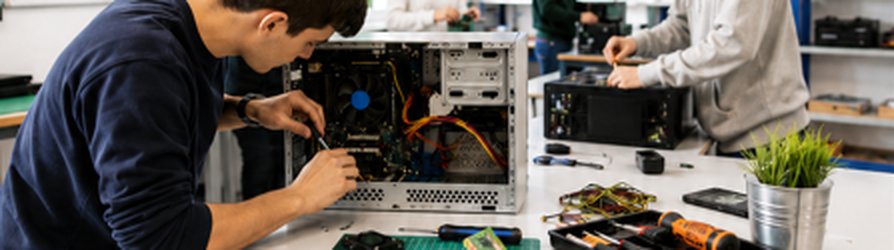 Taller de montaje de informática en Tunivers Formación